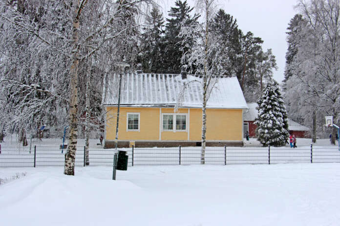 Iltapäivätoiminnan käyttämä vanha koulutalo on valjastettu Kyrössä valmistavan opetuksen tarpeisiin.