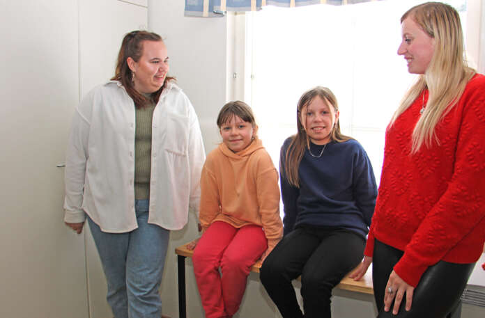Iina Mäkelä, Liza Shevehuk, Viktoriia Podlesna ja Olena Podliesna ovat tyytyväisiä siitä, että kaikki Elisenvaaran yhtenäiskouluun tulleet ukrainalaiset ovat aluksi samalla luokalla. Virallisesti he muodostavat kaksi valmistavan opetuksen ryhmää.