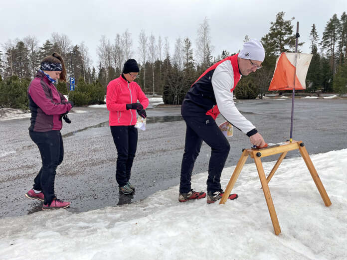 Tommi Pellonperä käynnisti emitillä ajanoton. Paula ja Emmi Pellonperä pistivät omat ajanottonsa käyntiin sporttikelloistansa. Nastakengät pitivät huolen pidosta jäisellä kelillä. Kuva: Tuomas Honkasalo