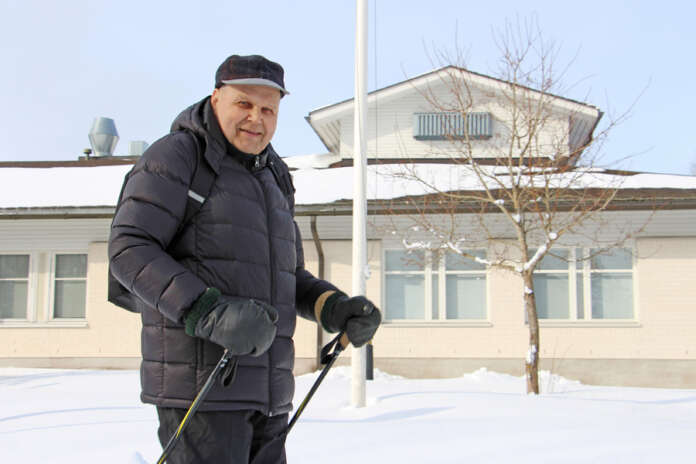 Pekka Uusimaa pistäytyi Kyrön terveysasemalla hoitajan vastaanotolla ja oli tyytyväinen saamaansa palveluun. Pääsy lääkärillekin on ollut hänen mielestään tähän asti mutkatonta. Terveysasioiden hoitaminen netin välityksellä tuntuu Uusimaasta hyväksyttävältä, kunhan yhteydet toimivat kunnolla.