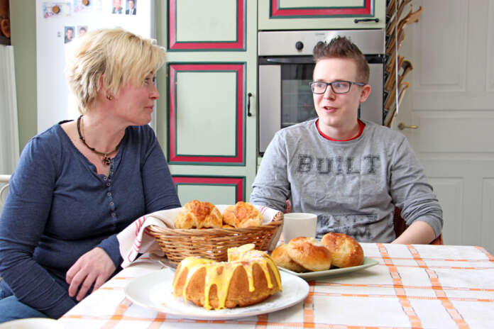 Suvi Erkkilä on saanut leipomisinnon tarttumaan poikaansa Jesse Erkkilään. Jesse tekee mielellään muun muassa saaristolaisleipiä.