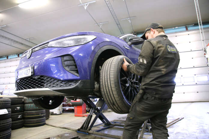 Sähkö- ja hybridiautot muuttavat hieman rengasvalintoja ja vaihtoja. Esimerkiksi nostamisessa saa olla tarkkana, ettei tule vahingoittaneeksi auton akkuja. Akusto myös lisää auton massaa, mikä Tero Hahkon mukaan vaikuttaa renkaiden ja vanteiden valintaan.