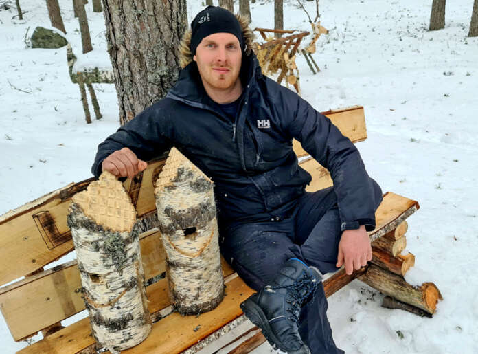 Eimar Viisel kertoo muun muassa talitinttien ja kottaraisten tykästyneen moottorisahalla tehtyihin pönttöihin. Kuva: Eimar Viiselin kotialbumi.