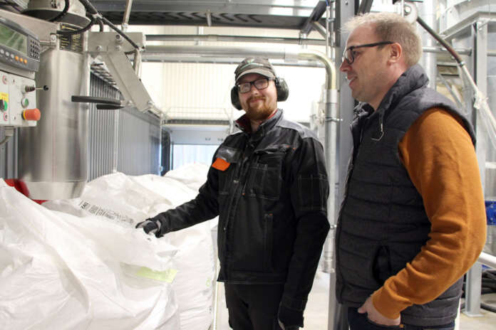 Marko Hakala ja Juho-Matti Hämäläinen esittelevät Vihervakan uutta höyrypeittausjärjestelmää. (Kuva: Asko Virtanen)
