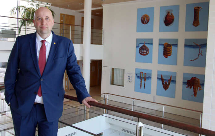 Liedon uusi kunnanjohtaja Mika Ingi näkee, että vihreä siirtymä voi tuoda Tarvasjoen alueelle mahdollisuuksia. (Kuva: Asko Virtanen).