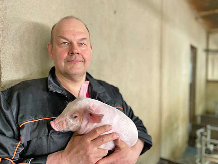 Jari Lahtisen mukaan sianlihan tuottajahinnan tulisi nousta 2,50 euroon per kilo, jotta työ kannattaisi. Nyt hinta on 1,80. Kuva: Lehtimäen tila.
