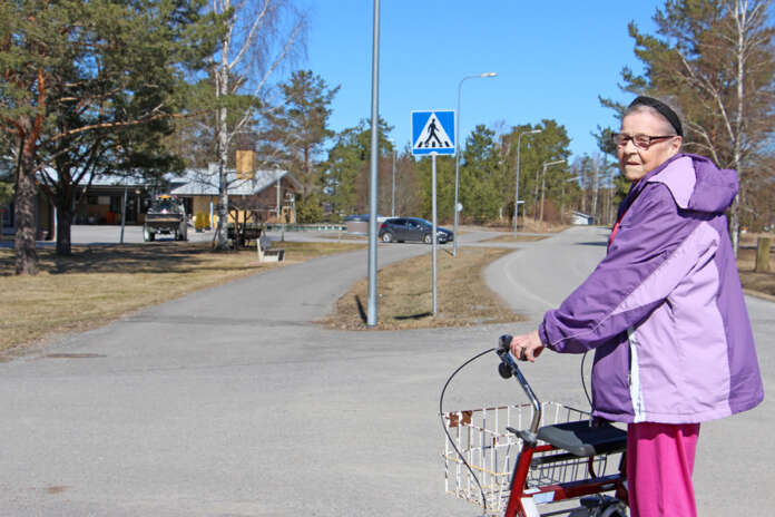 Suvirannan asumiskorttelin rivitalossa asuva Ritva Viitanen kävi tiistaina päivälenkillä pyöräpotkukelkallaan.