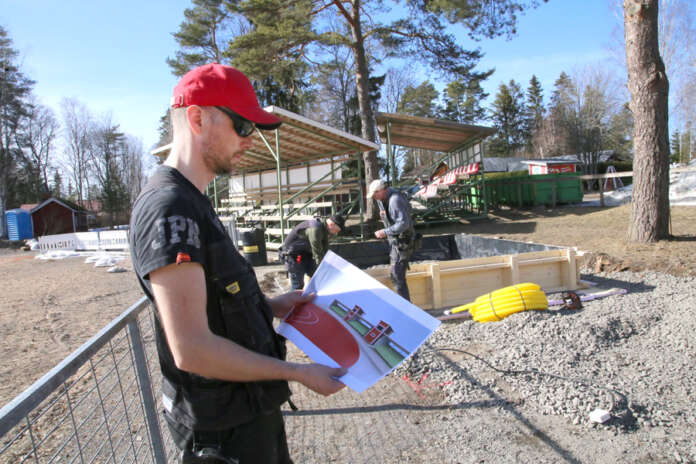 Kymppi-Katto Areenalla valmistaudutaan tulevaan Superpesiskesään talkoilemalla kentälle uusia toimintoja. Hermanni Salonen on vastannut rakennustöiden suunnittelusta sekä käynnistänyt yhdessä Simo Vähätalon ja Tommi Pellonperän kanssa perustustyöt. Pitkä talvi viivytti töihin pääsemistä.