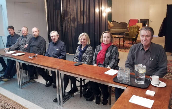 Härkätien Puhelimen hallintoneuvosto kokoontui 12.4.2022 viimeiseen kokoukseensa Lounas & Bar Akseliin Koskella. Jatkossa yhtiö tulee toimeen pelkällä hallituksella. Vasemmalta oikealle Heikki Eskola, Juha Seppä, Heikki Tuominen, Jari Tahila, Elisa Koho, Terttu Kattelus ja Ari Anttila. Kuvasta puuttuu Pentti Mäki, Ulla Nummila ja Petri Prusila, jotka eivät päässeet paikalle.