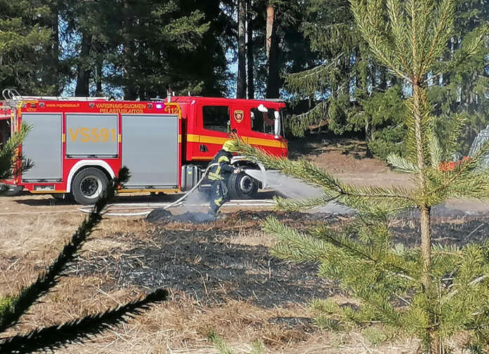 Kello 16 näytti siltä, että palomiehet olivat saaneet estettyä maastopalon leviämisen asuinrakennuksiin. Kuva: Simo Päivärinta.