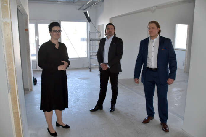 Marjo Linnakoski, Jussi Eloranta ja Lasse Vehviläinen tutustumassa kesäkuussa käyttöön otettavaan Auran konttorin laajennukseen. (Kuva: Sari Honkasalo)