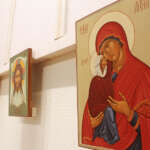 Jouni Rapon Pyhä Anna -ikonimaalaus esittää Neitsyt Mariaa ja hänen äitiään Annaa.