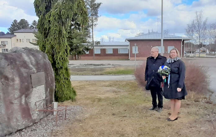Janne J. Nurmi ja Carita Maisila toivat kukkakimpun Marttilan veteraanikivelle. Kuva: Satu Juntunen.