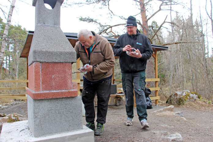 Makkaramestareina torstaina uurastaneet Timo Kuosa ja Joni Mattila laskivat, että Hypöistenkosken grilliin mahtuu ainakin 24 makkaraa.
