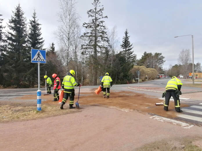 Karinaisten VPK kävi Tarvasjoella siivoamassa traktorista Kyröntien risteykseen valuneet jarrunesteet. Kuva: Simo Päivärinta.