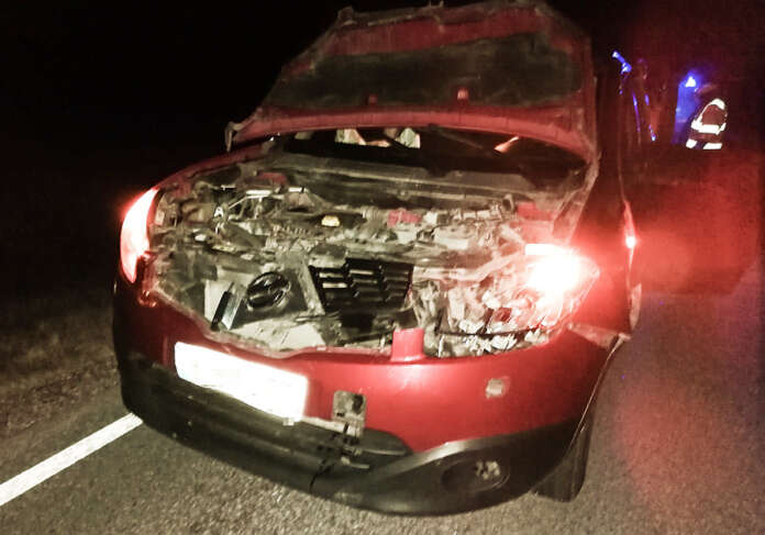 Peurakolariin joutuneesta henkilöautosta valahtivat nesteet tielle. Se ollut törmäyksen jälkeen enää ajokunnossa. Kuva: Simo Päivärinta.