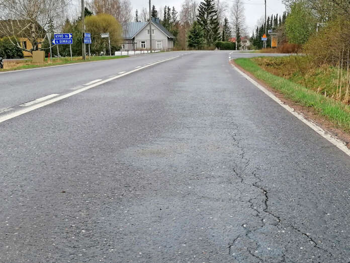 Luultavasti ajoneuvosta valunut öljy levisi noin kahdeksan kilometrin matkalle. Kuva: Simo Päivärinta.