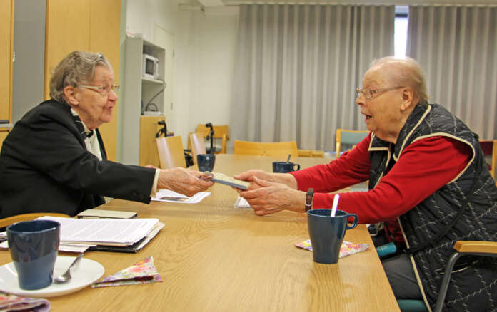 Pikkulotat Ulla-Maija Vilén, 93, ja Ulla Lipsanen, 89, juhlistivat 100 vuotta sitten perustetun Auran Lotta Svärd -yhdistyksen muistoa kahvittelun merkeissä Auraamossa.