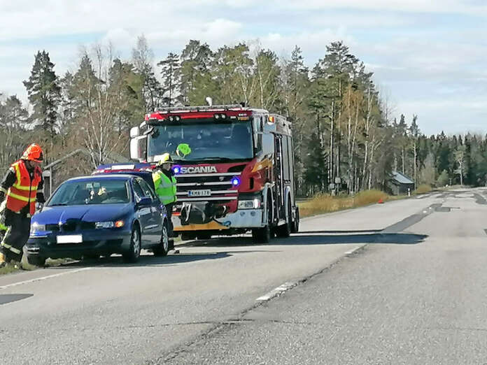 Pelastuslaitos riensi auttamaan kuljettajaa, jonka auto alkoi valuttaa polttonestettä tielle. Kuva: Simo Päivärinta.