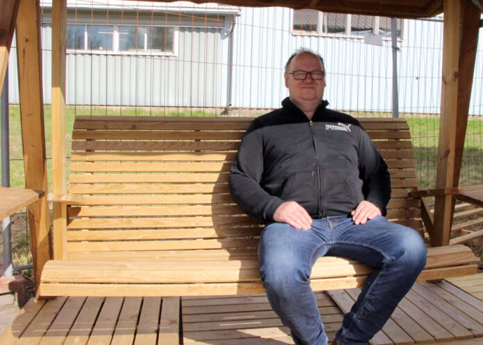 Auralaisen Vaihtokalusteen yrittäjä Veli-Matti Arvola pistää huonekalukaupan ovet säppiin. Ajankohta on todennäköisesti loppukesällä. (Kuva: Asko Virtanen)