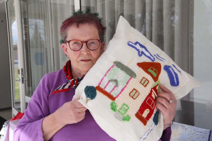 Liisa Pekkasen korona-aikana syntyneitä käsitöitä ja maalauksia on esillä Auran kirjaston näyttelytilan ikkunassa.