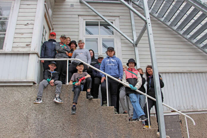 Kaulanperän neljäs-, viides- ja kuudesluokkalaiset tulivat liikuntatunnin päätteeksi ryhmäkuvaan koulun portaille. Tarja Raiko on kuvassa oikealla.