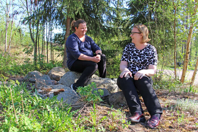 Pöytyän asiantuntijasairaanhoitaja Sari Rantanen ja perusturvajohtaja Eveliina Kiiski haukkasivat keskiviikkona ulkoilmaa työhaastattelurupeaman jälkeen.