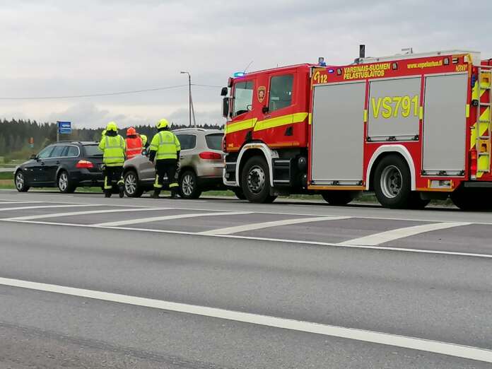 Kolariin joutuneiden henkilöautojen vauriot näyttivät jääneen melko vähäisiksi. Mahdollisista henkilövahingoista ei ole tietoa. Kuva: Simo Päivärinta.