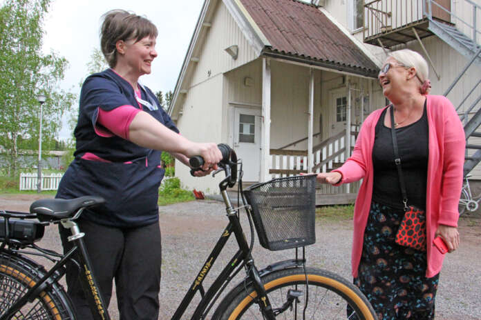Liisa Kiskonen ja Ulla-Maija Haapalainen vaihtoivat ajatuksia uudesta sähköpyörästä Auran Kotihoidon toimitalon pihalla.