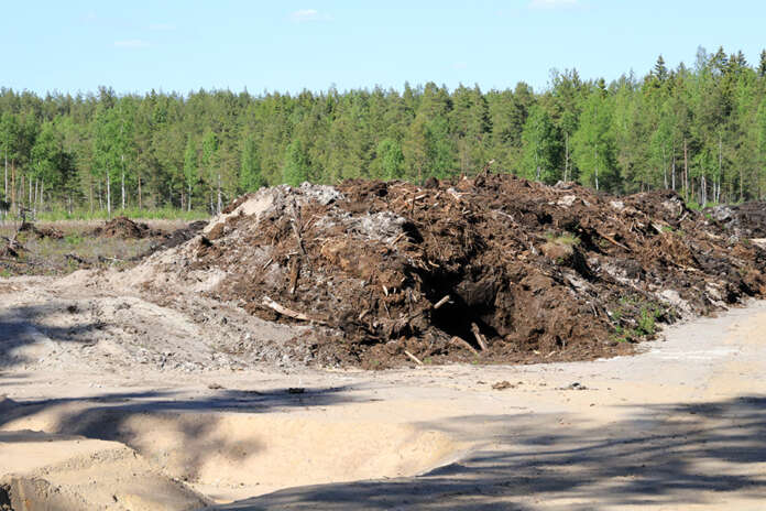 Määräystä betonijätteen poistamisesta ei ole noudatettu, sen sijaan betonijätteestä Juvanrahkalle tehtyä varastointikentän pohjaa on peitetty. MARA-menettelyllä saatu hyväksyntä jätteiden hyödyntämiseen edellyttää peittämistä. MARA-ilmoitusta käsiteltäessä ei ymmärretty kiinteistön olevan suota. ELY-keskus on jälkikäteen todennut, ettei kiinteistö täytä MARA-asetuksen vaatimuksia.