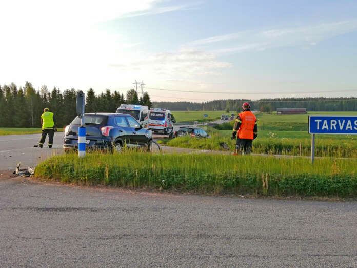 Pelastus- ja siivoustyöt kestivät noin tunnin Kyröntien ja Aurantien risteyksessä. Kuva: Simo Päivärinta.