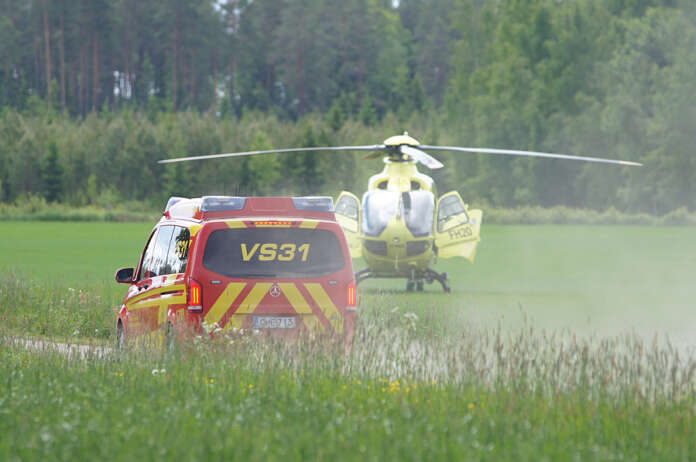 Onnettomuuspaikalle tuli kuusi pelastuslaitoksen yksikköä sekä lääkärihelikopteri FinnHEMS. Kuva: Simo Päivärinta.