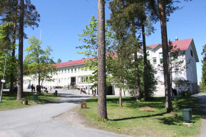 Nuoret hakevat toisen asteen yhteishaussa muun muassa ammattioppilaitoksiin ja lukioihin. Kuvassa on Kosken lukio.