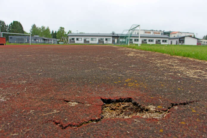 Kyrön urheilukentän joustopinnoitteissa on useita repeämiä.