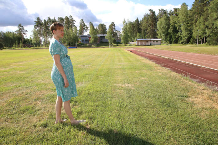 Marttilan urheilukentällä alkaa ensi syksynä peruskorjaus. Vapaa-aikasihteeri Anniina Bergfors kertoo kentälle tulevan uusi pituushyppy ja kolimiloikkapaikka.