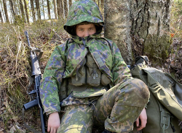 Helmi Haaviston yksi merkittävä armeijamuisto liittyy marssiin, jossa heidän johtajansa suunnisti reitille kymmenen kilometriä ylimääräistä tarvottavaa. Kurjat kokemukset kääntyvät usein voitokkaiksi, kunhan vaan päästään perille.