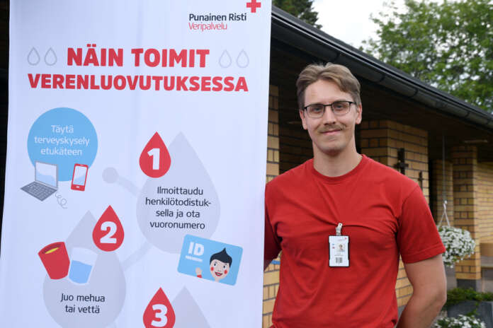 Punaisen Ristin Veripalvelun liikkuva verenluovutustilaisuus vieraili Oripäässä 6. heinäkuuta. Sairaanhoitaja Juuso Jutila esittelee ohjeita, miten tilaisuudessa toimitaan. (Kuva: Ari Remes)