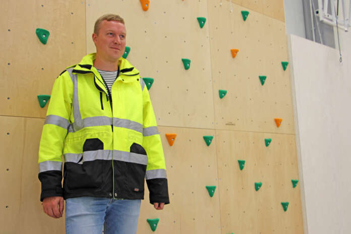 Jaakko Seppälän mukaan Tarvasjoen koulun liikuntahalli on tehty niin vahvoista materiaaleista, että se kestänee pitkään kovaakin käyttöä. Seppälän taustalla on kiipeilyseinä.