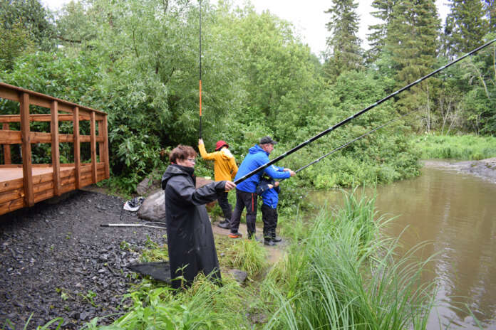 Seija Ruohonen, Iivari Honkala, Jouni Saarinen ja Frans Meller kalastivat uuden esteettömän kalastustasanteen edustalla, sillä vesi oli sen verran matalalla, ettei kalastaminen tasanteelta olisi ollut kovin helppoa. (Kuva: Tuomas Honkasalo)