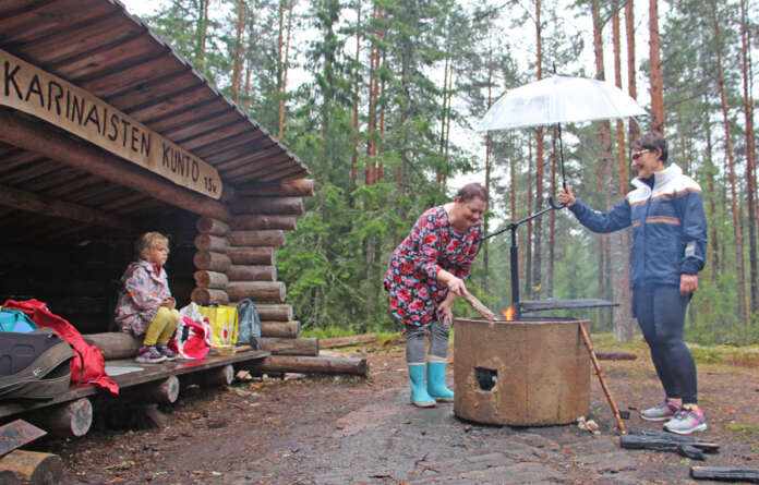 Inka Rindell seurasi, kun Tiina Laaksonen ja Oili Korpialho tekivät tulet Paljasjalkapolun varrella olevalle grillauspaikalle.