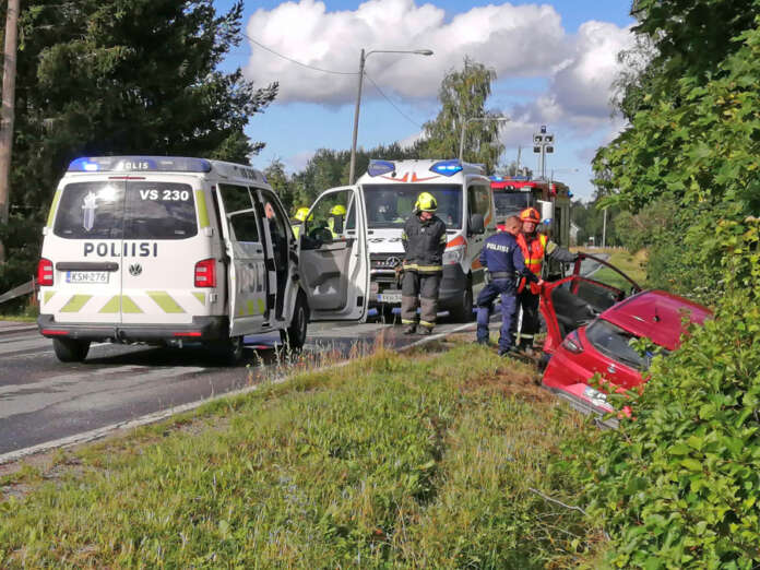 Henkilöauto eteni jonkin matkaa ojan pohjalla ja törmäsi lopulta siltarumpuun. Kuva: Simo Päivärinta.