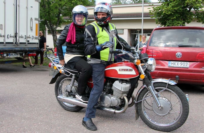 Tuore Kosken köntys Aila Lepistö pääsi ketterästi Heikki Rantasen vuoden 1973-mallisen Suzukin kyytiin. (Kuva: Asko Virtanen)