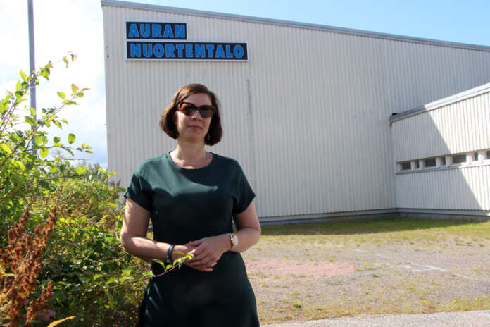 Terhi Källi uskoo, että yrittäjägaala houkuttelee Auran nuortentalolle ainakin parisataa henkeä verkostoitumaan ja viihtymään. (Kuva: Asko Virtanen)
