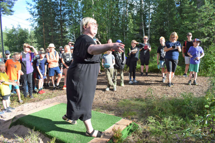 Annika Saarikko näytti katseen perusteella heittävän kiekkonsa aurinkoon asti, mutta matka jäi kesken alkutaipaleelle. Nuoret pelaajat kannustivat reilulla meiningillä Saarikkoa, joka totesi olevansa lajissa hyvin alkutaipaleella. (Kuva: Tuomas Honkasalo)