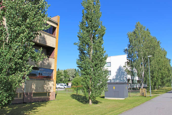 Kyrön Lehtolanpuiston julkisivu kaipaa kohennusta ja naapurissa oleva Kyrön Lehtola tarvitsisi putkiremontin.