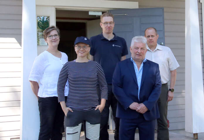 Auranmaan metsänhoitoyhdistyksessä vietettiin viime viikola pitkäaikaisen toiminnanjohtajan Veikko Kursin (alhaalla oikealla) läksiäisiä. Kursin jäätyä eläkkeelle toiminnanjohtajana jatkaa Tommi Laurila (keskellä) ja Pöytyän ja Auran alueen metsäasiantuntijana Leena Minkkinen (alhaalla vasemmalla). Tarja Kurenkunnas on vielä melko tuore kasvo metsänhoitoyhdistyksen toimistossa eikä metsäasiantuntija Antti Vuorinenkaan kovin pitkään ole ollut metsänhoitoyhdistyksen palveluksessa.