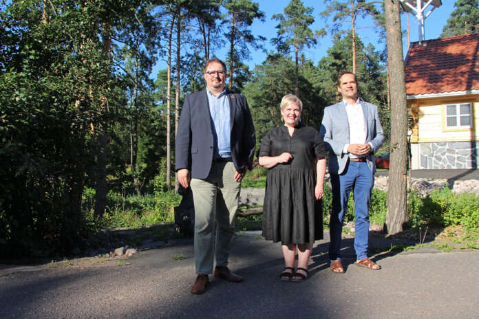 Mika Salminen (vas.) ja Mika Aaltola (oik.) kertoivat näkemyksiään turvallisuudesta ja terveydestä Annika Saarikon vetämässä paneelissa. Kuva: Asko Virtanen