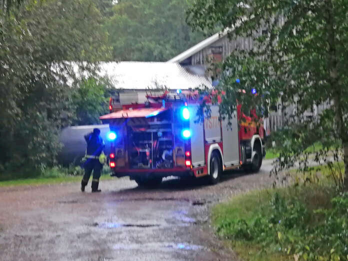 Keskisuureksi luokiteltua rakennuspaloa saapui sammuttamaan useita pelastuslaitoksen yksiköitä. Kuva: Simo Päivärinta.