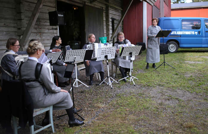 Viime vuonna Määhärin riihessä Helmiharmonikat ja Tuija Saura (oik.) olivat pukeutuneet sota-ajan henkeen. Ensi sunnuntaina he tuulettavat kansallispukuja. Kuva: AVL:n arkisto / Katriina Reijonen