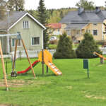 Toukokuussa 2022 otetussa Auranmaan Viikkolehden arkistokuvassa on Oripään keskustan leikkipuisto.